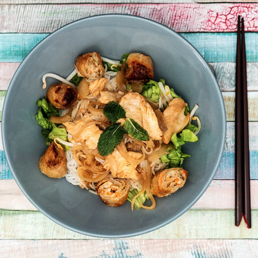 Le bún bò servi en salade